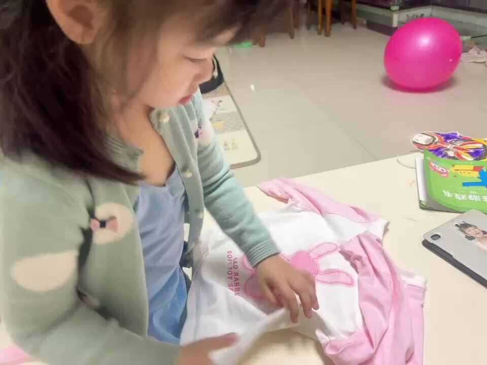 ⁣20231109中B班舒琳芯学习折衣服