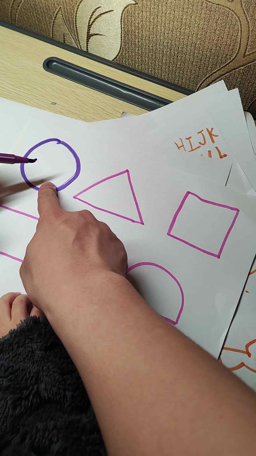 中b班刘倬宇区分形状_20231120_213253.mp4