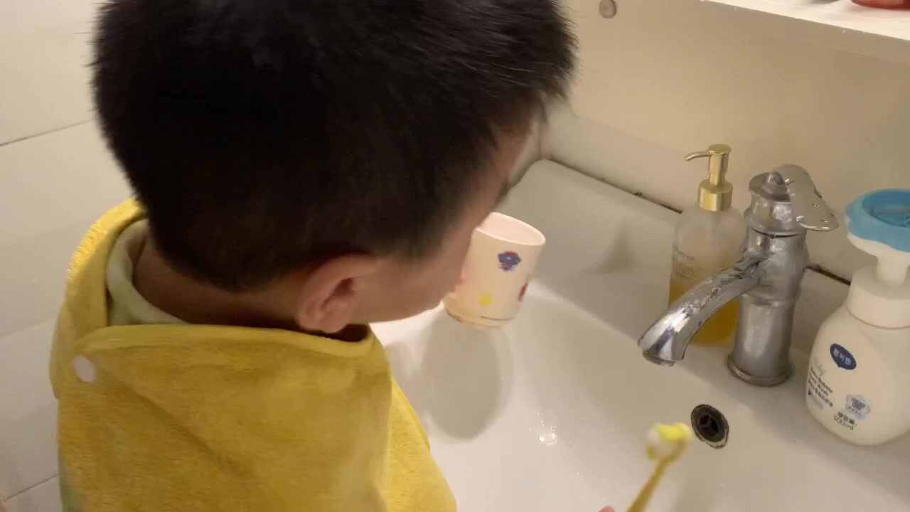 中B班杨育寒练习刷牙