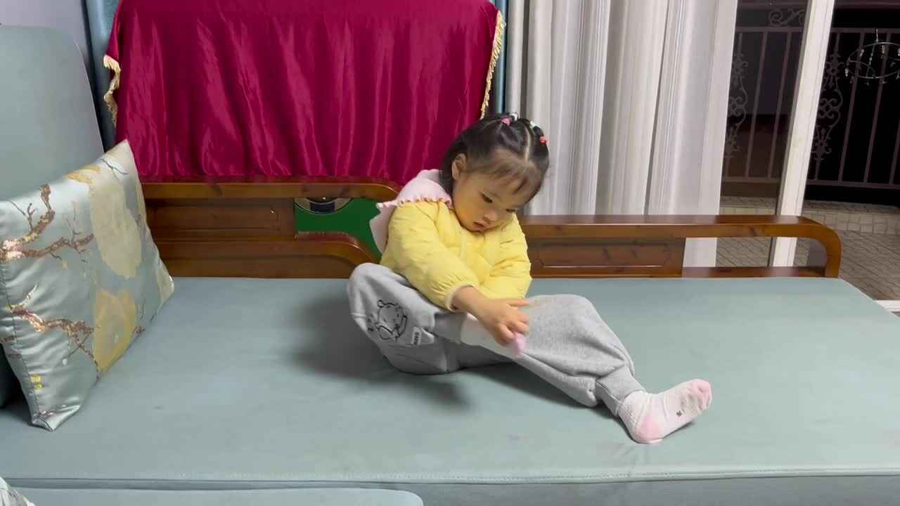 中B班李茵琪练习穿袜子.MOV