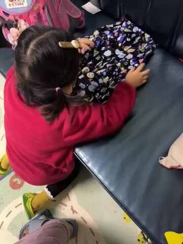 中B班吴瑷汝叠衣服