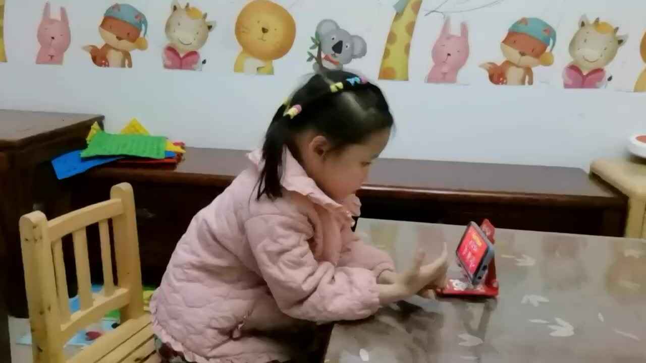 中B班11月19张芷萱观看并跟唱英文儿歌《形状》