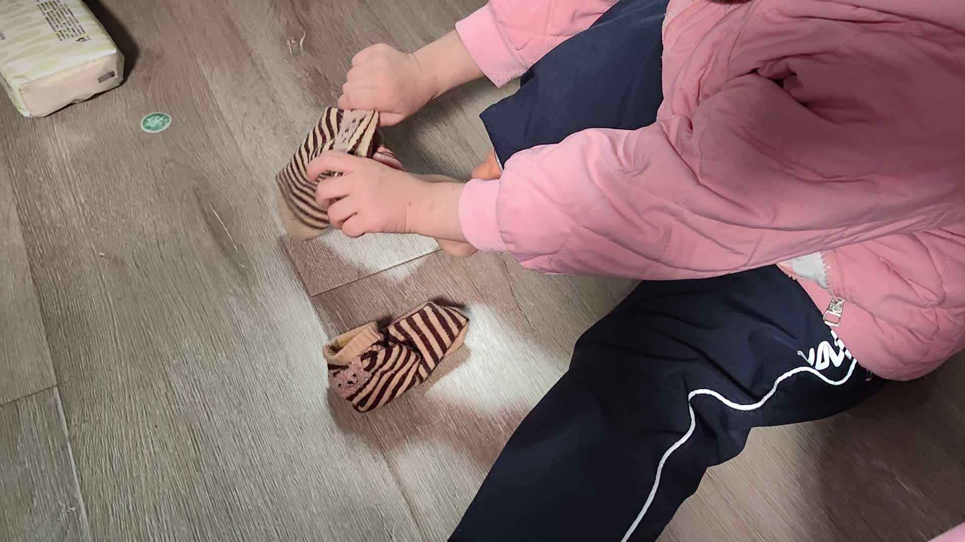 中B班徐子伊练习穿袜子