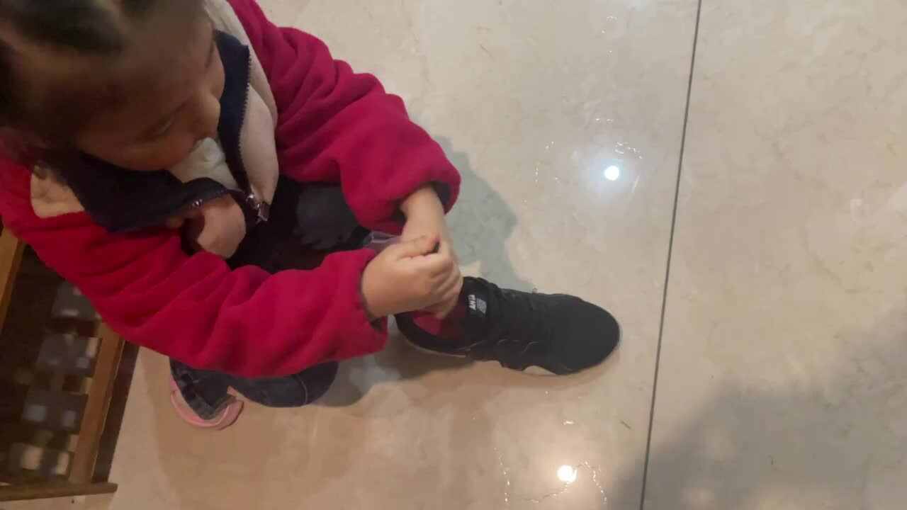 大B班蒲依诺2023.11.20日生活技能(系鞋带) MOV