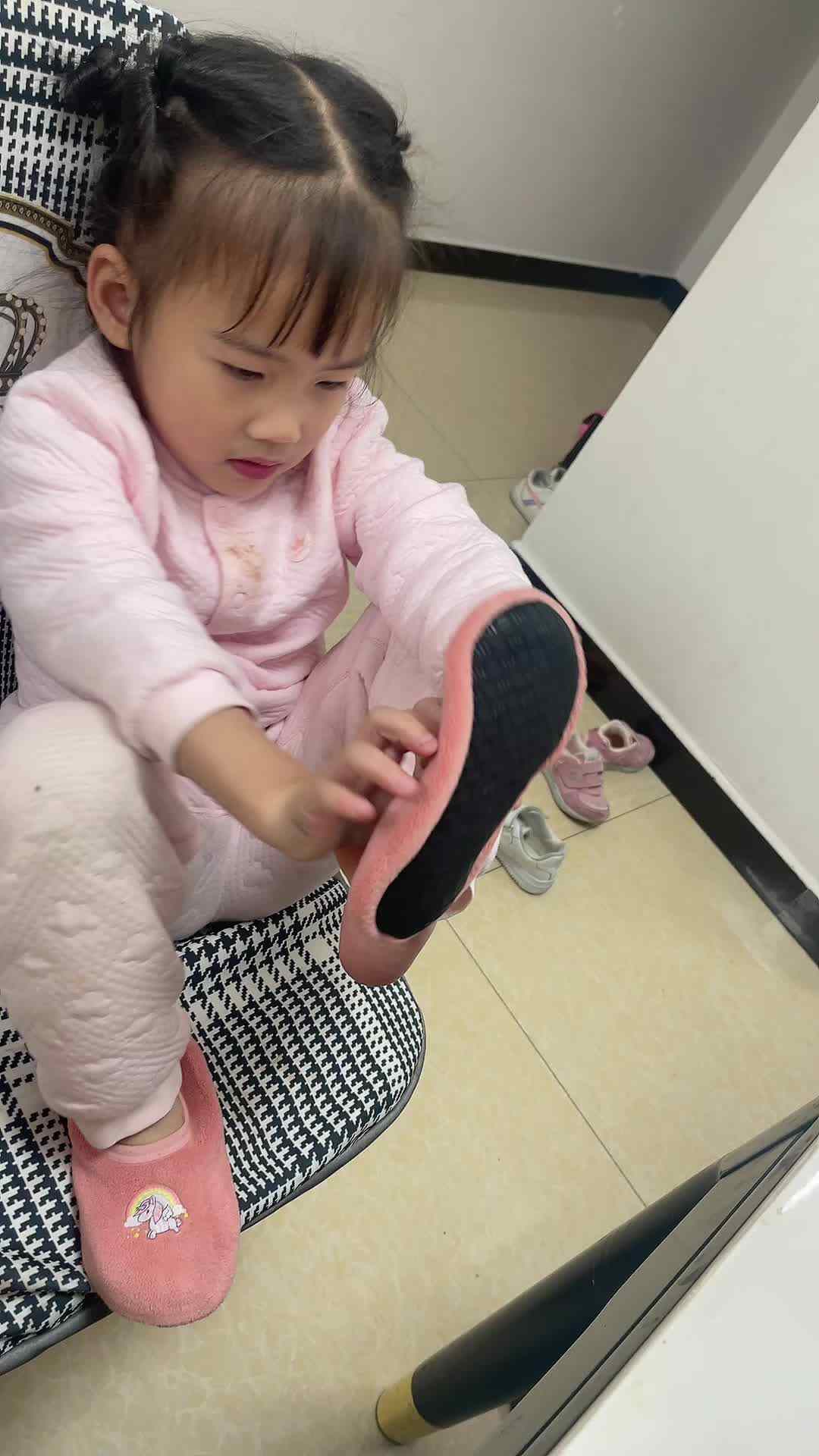 中B班 李曦蕊 练习穿袜子