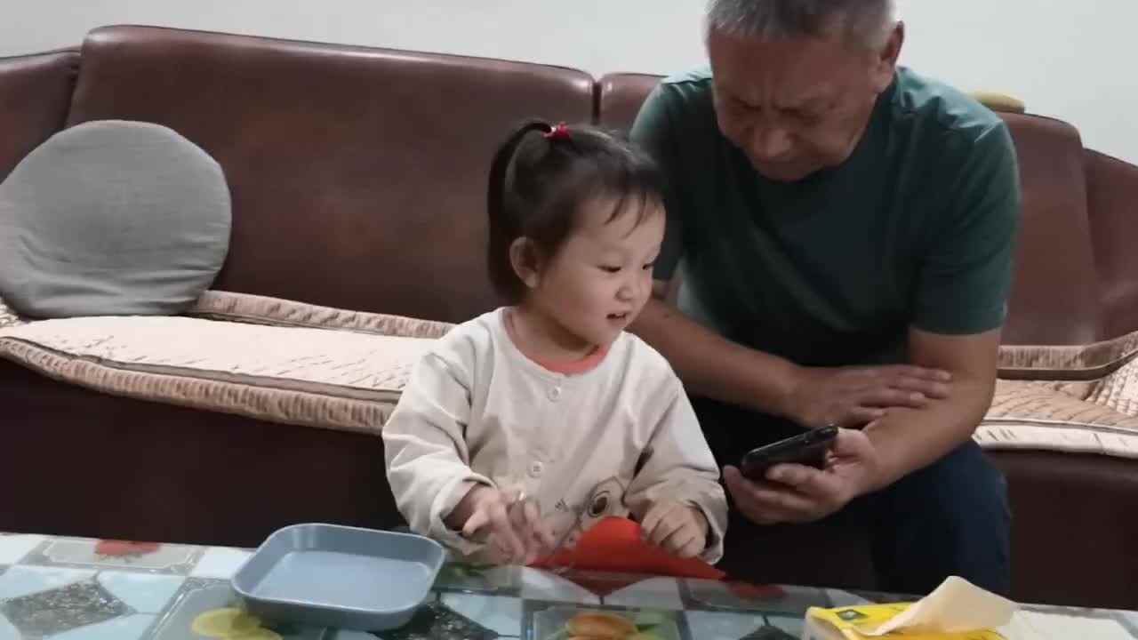 中A班李盈莹 学习剪纸