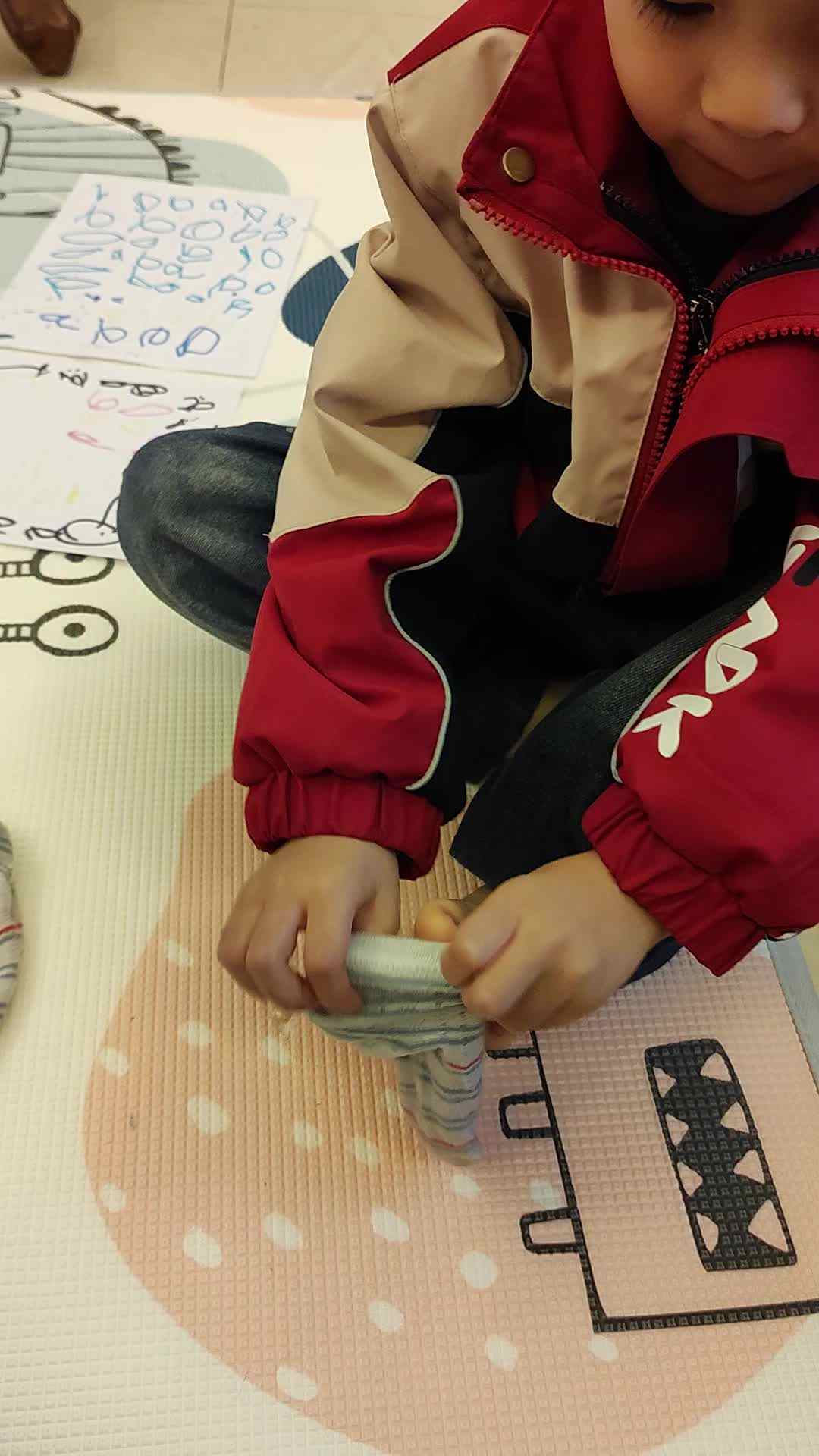 中b班刘倬宇穿袜子练习_20231113_211120.mp4