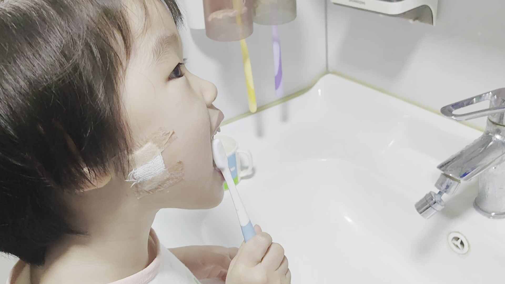 中B班徐子伊练习自己刷牙