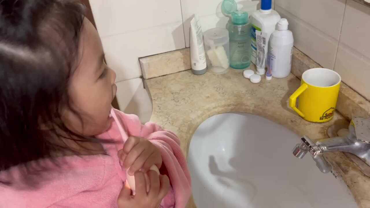 中B班李茵琪练习刷牙.MOV