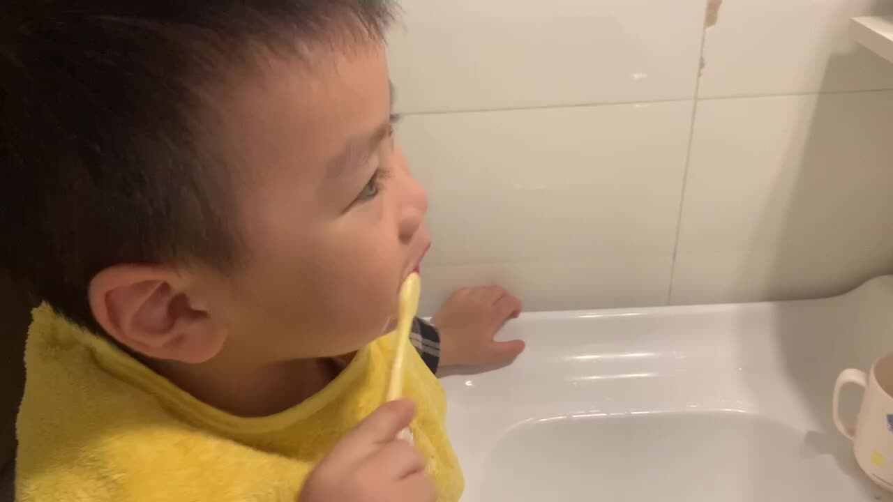 中B班杨育寒练习刷牙