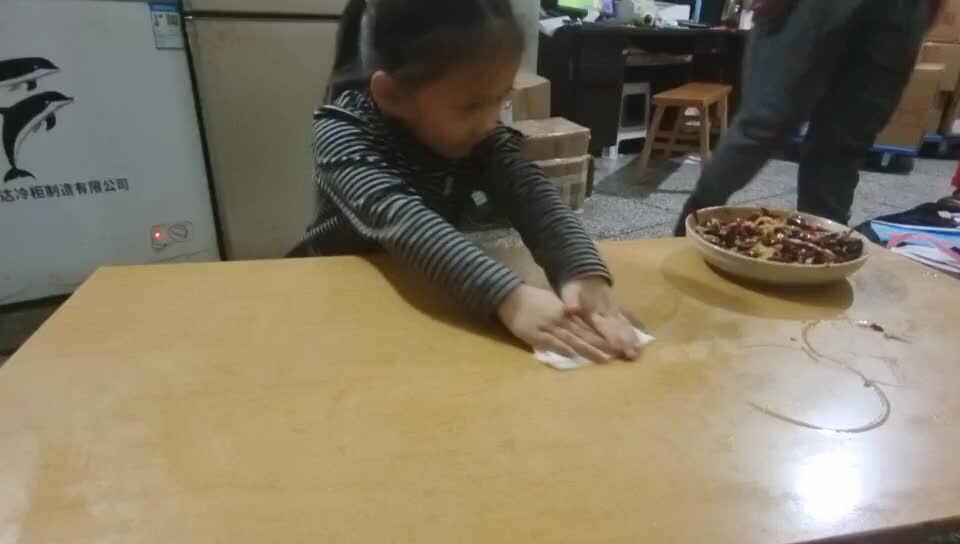 中a班唐依依擦桌子