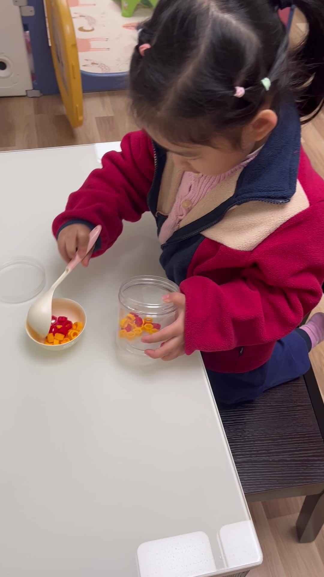 补：中b班宁汐言练习使用勺子