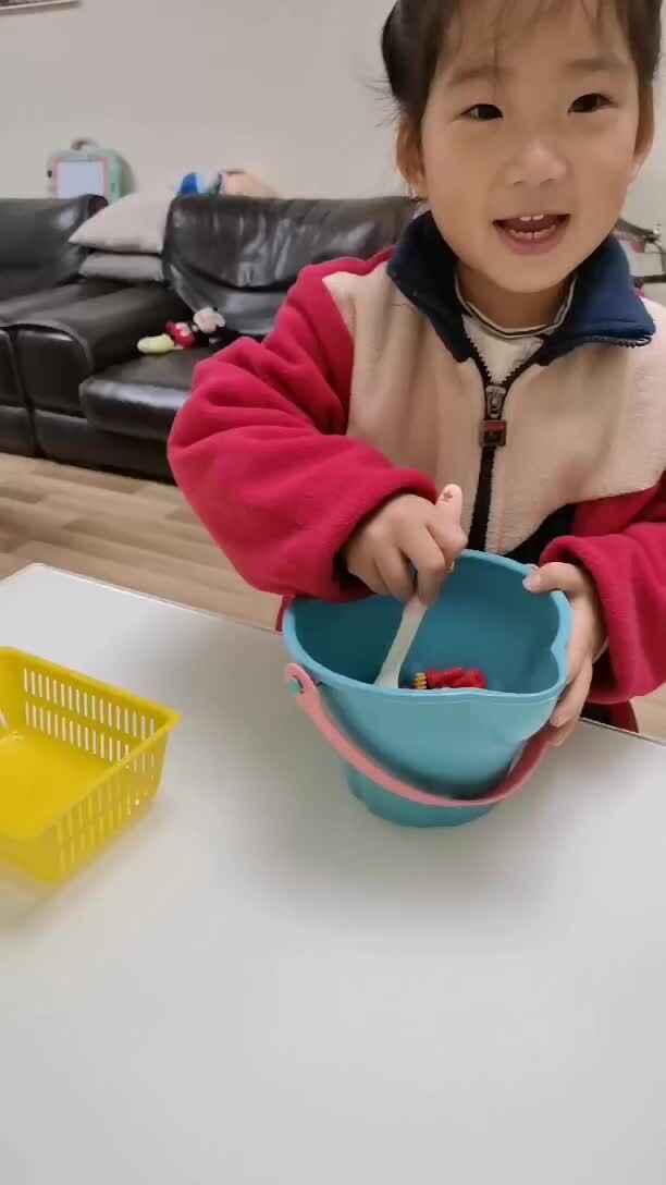 中 B 班宁汐言练习用勺子.mp4
