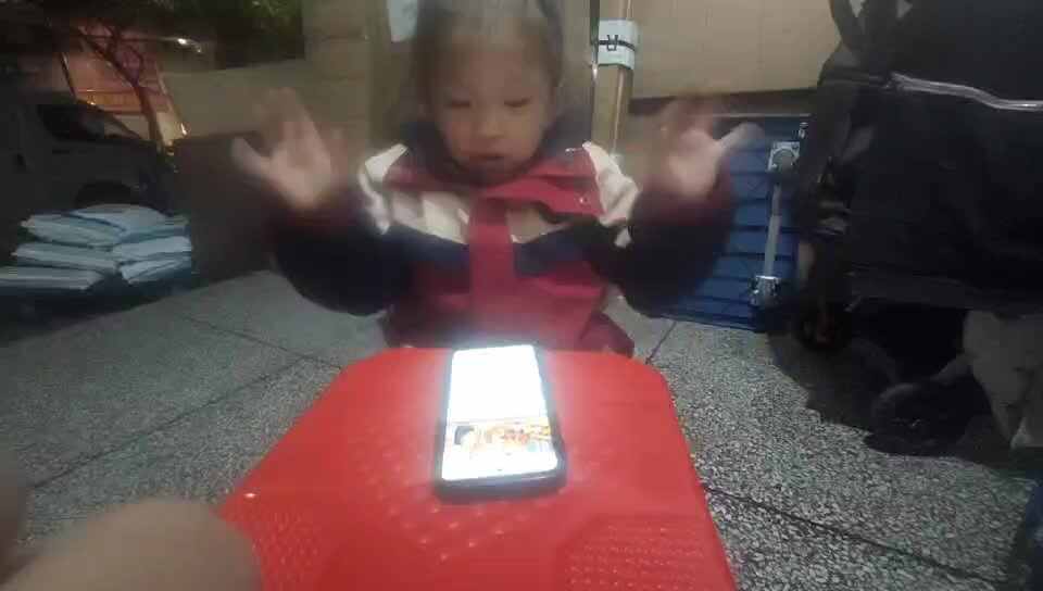 中a班唐依依观看大雨小雨视频