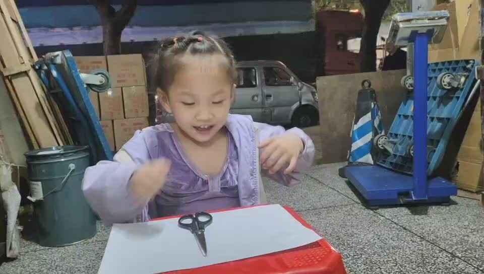 中a班唐依依练习剪纸