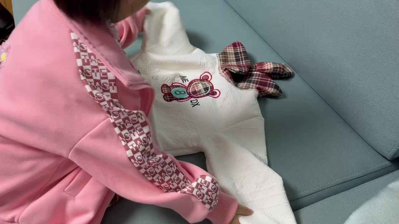 中B班李茵琪练习折叠衣服.MOV