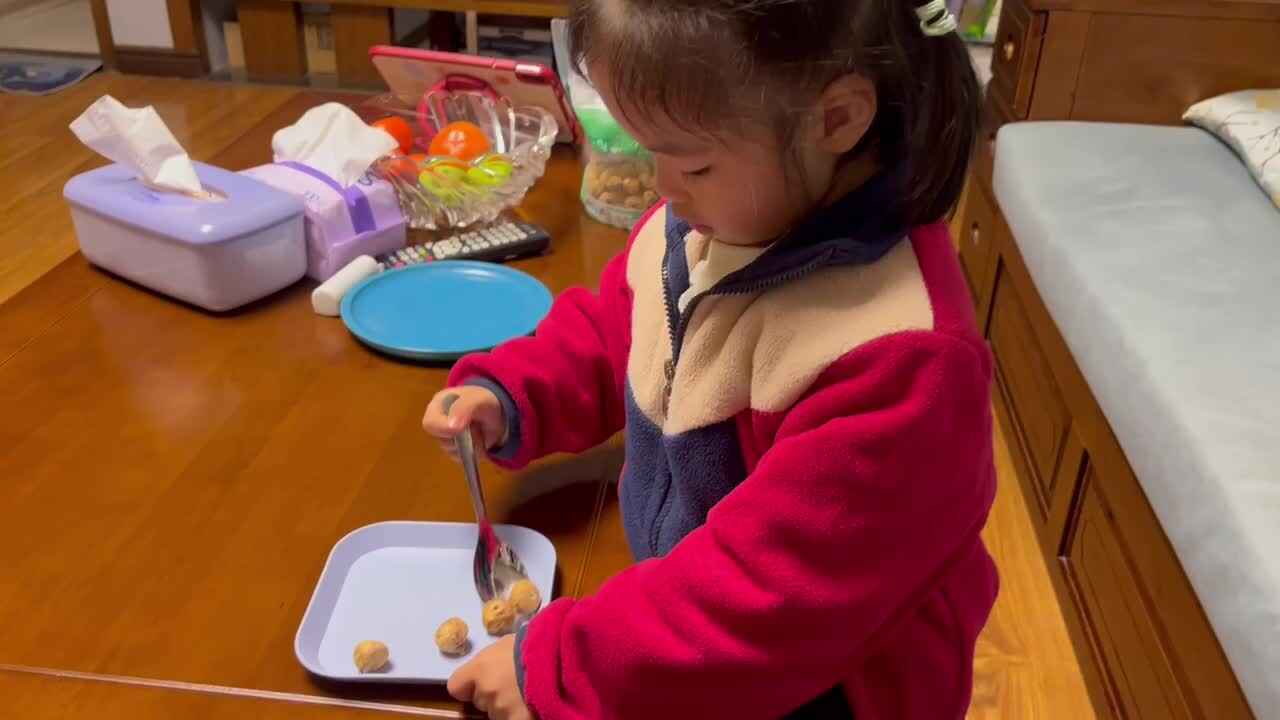 中B班李茵琪练习使用勺子.MOV