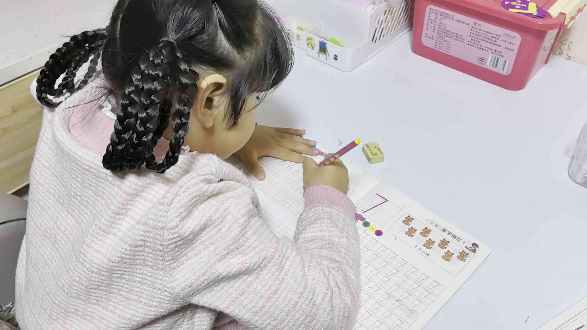 大B班蒋佳欣11月16日书写数字6.mp4