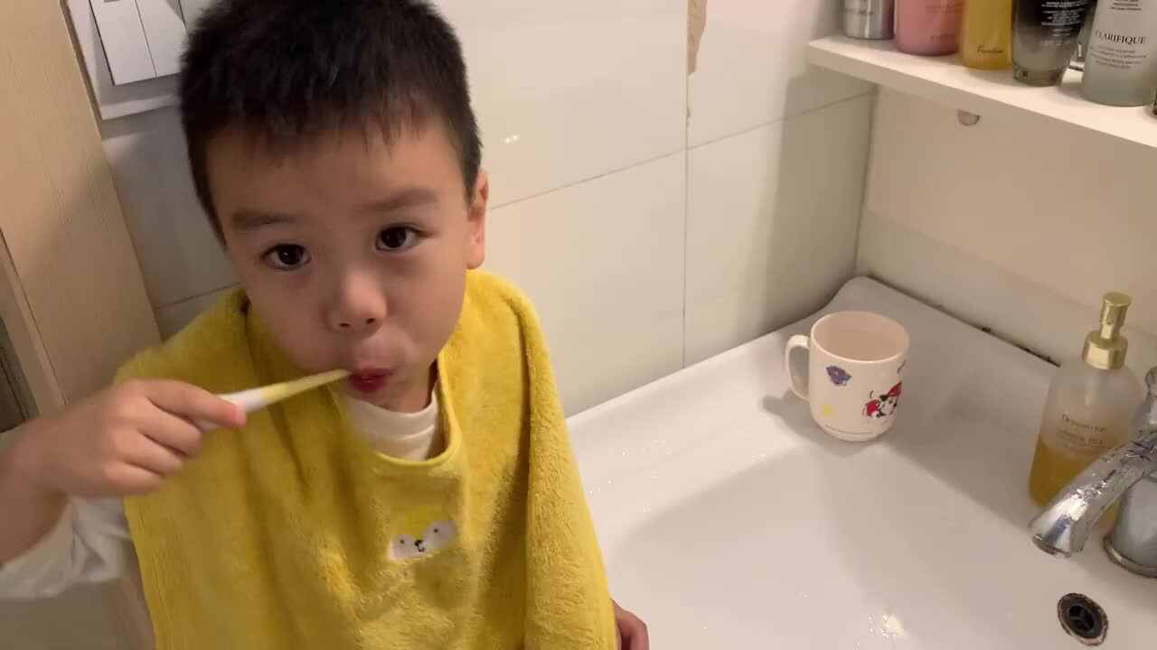 中B班杨育寒练习刷牙