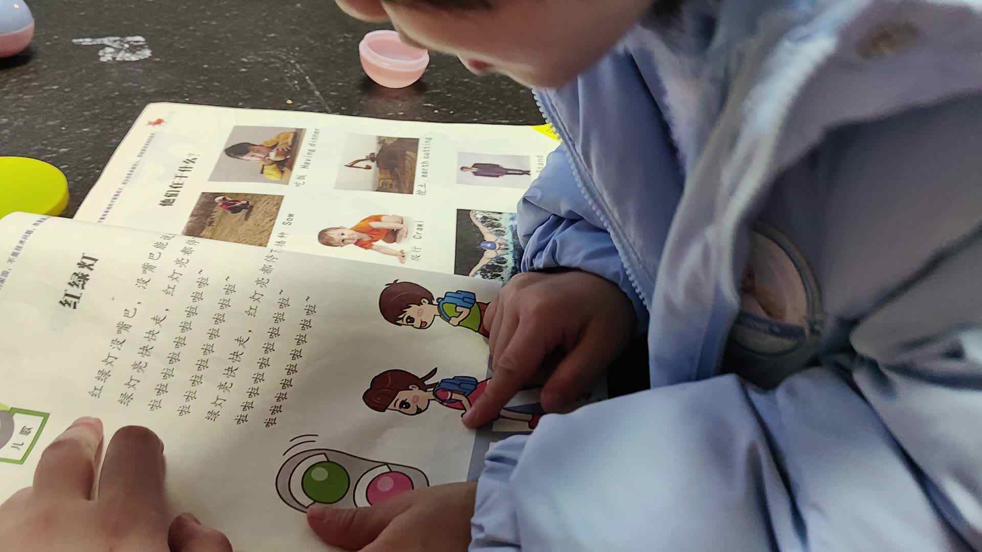 中B班徐子伊指读红绿灯