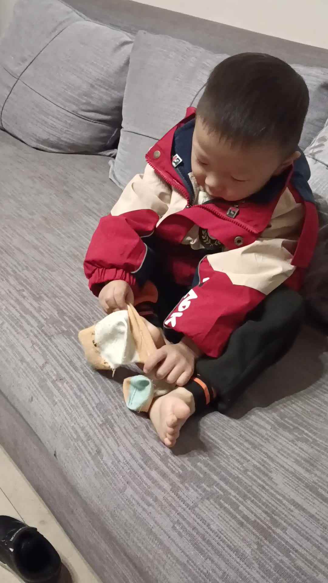 中B班曹芳燊练习穿袜子