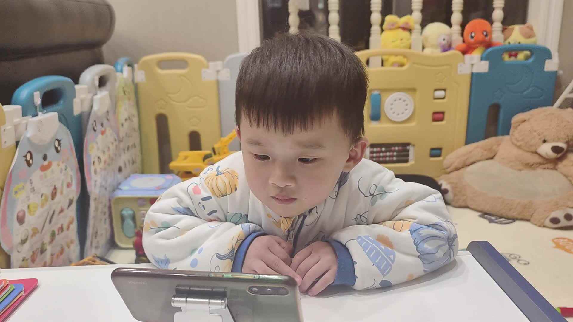 小A班2023.11.22李楷延——观看英语视频.mp4