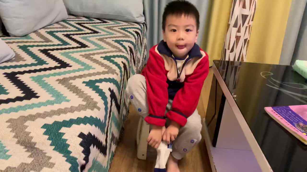 中B班杨育寒练习穿袜子