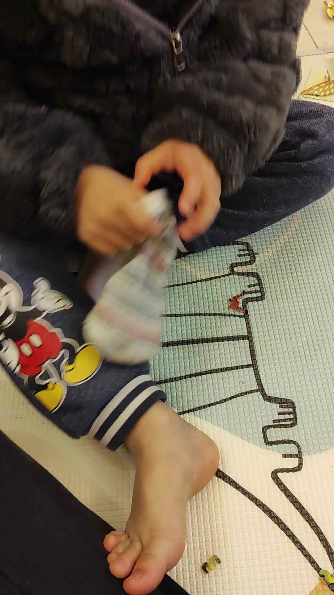 中b班刘倬宇穿袜子_20231119_205100.mp4