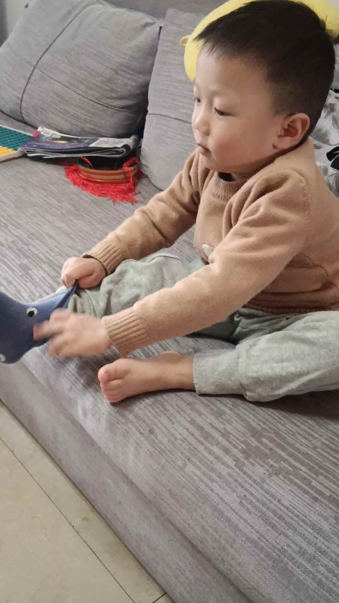 中B班曹芳燊练习穿袜子