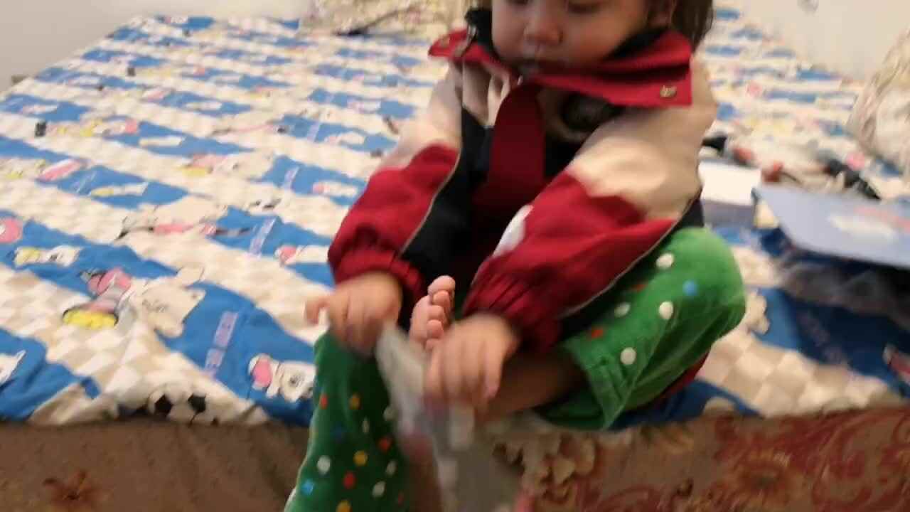 中A班李盈莹 练习穿袜子