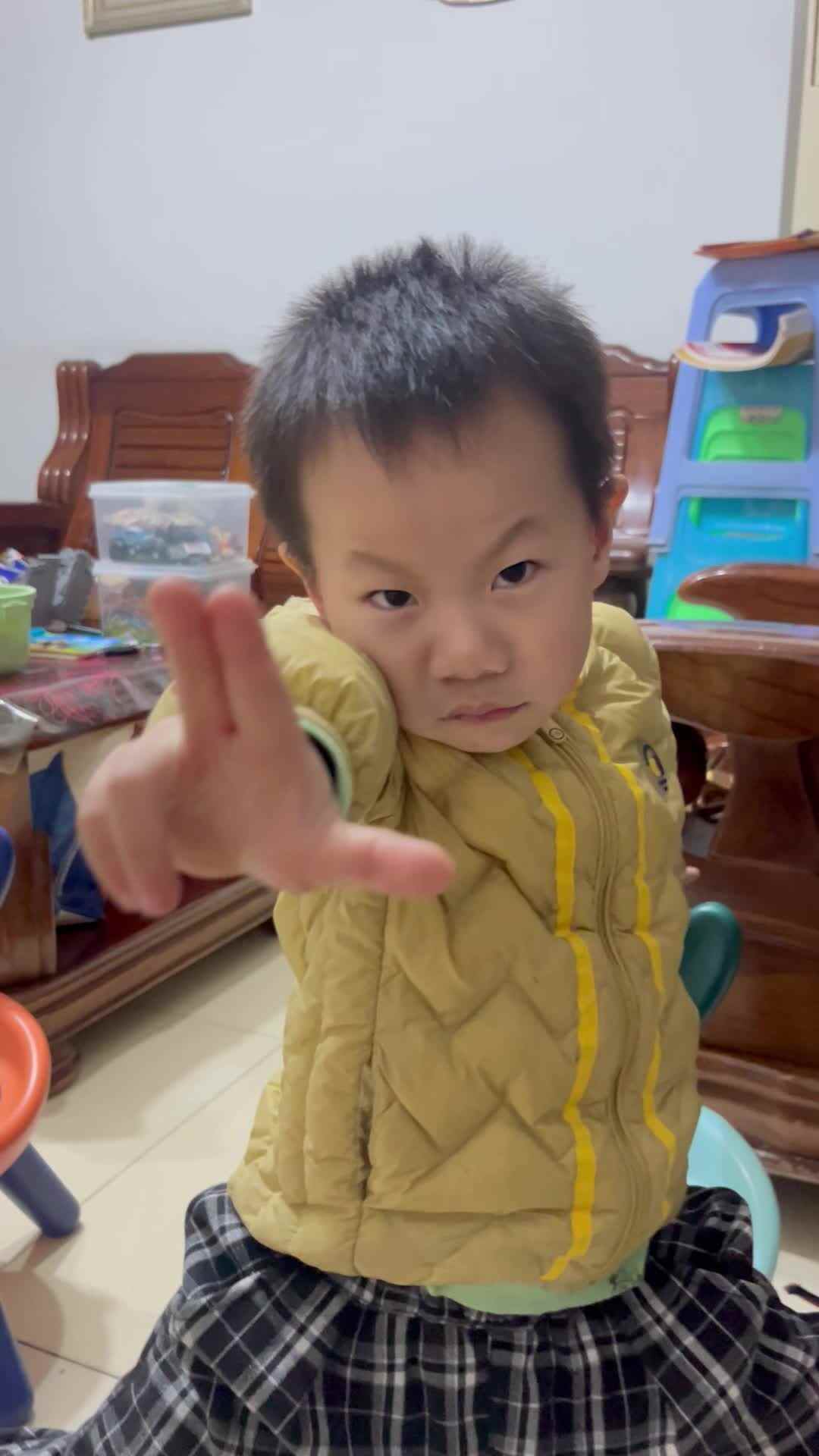 中A班 钟昊彦 《最想对家人说的一句话》.mov