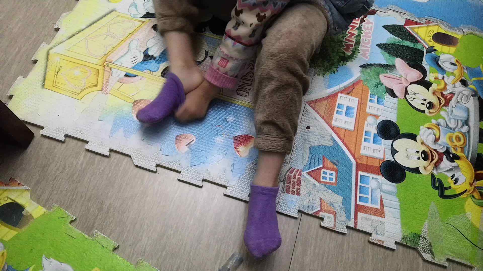 中B班11月14张芷萱穿脱袜子练习