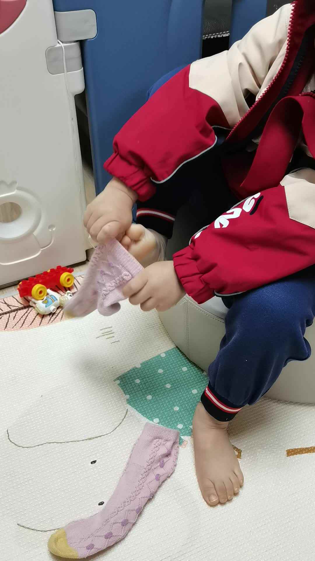 中 B 班宁汐言练习穿脱袜子.mp4