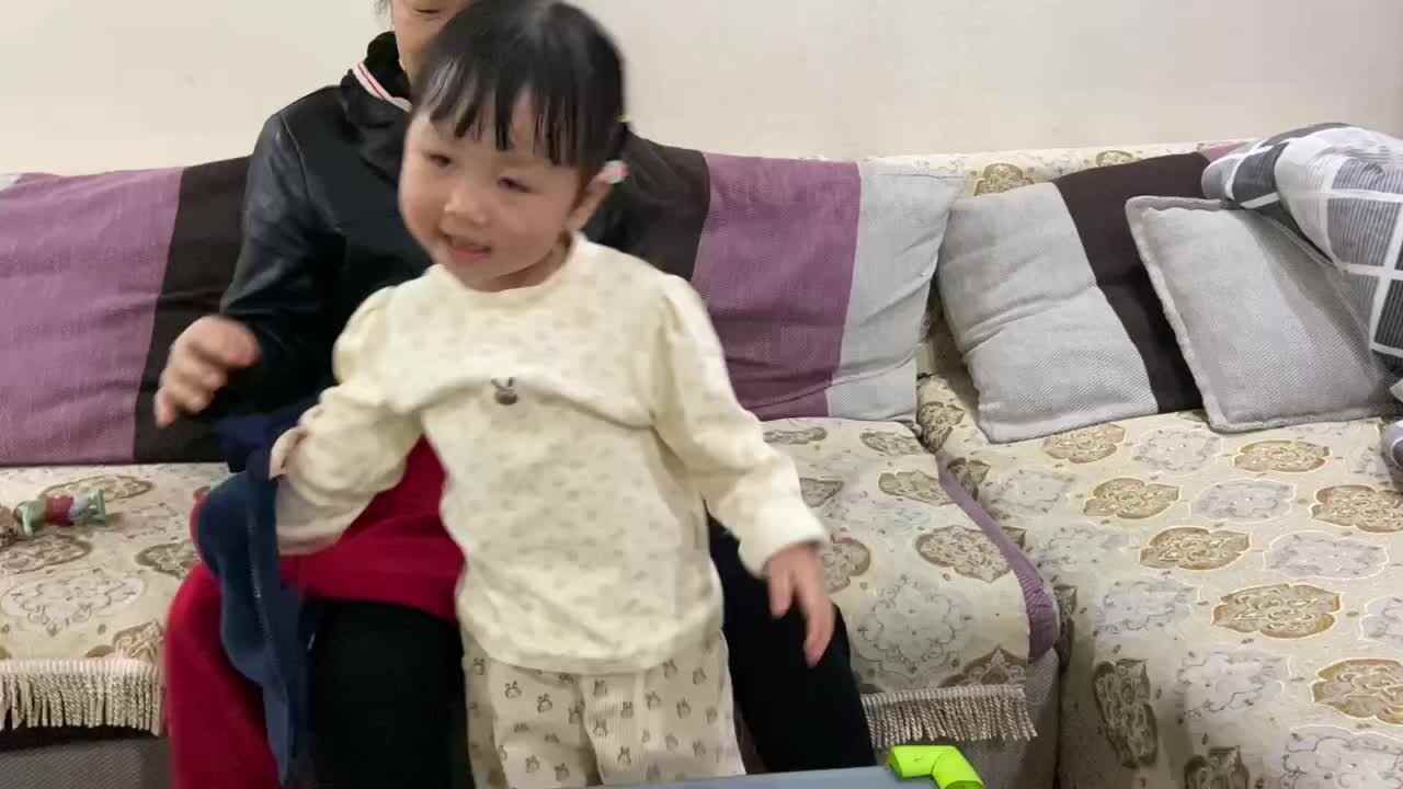 小A班2023.11.8张艺涵-穿外套.MOV