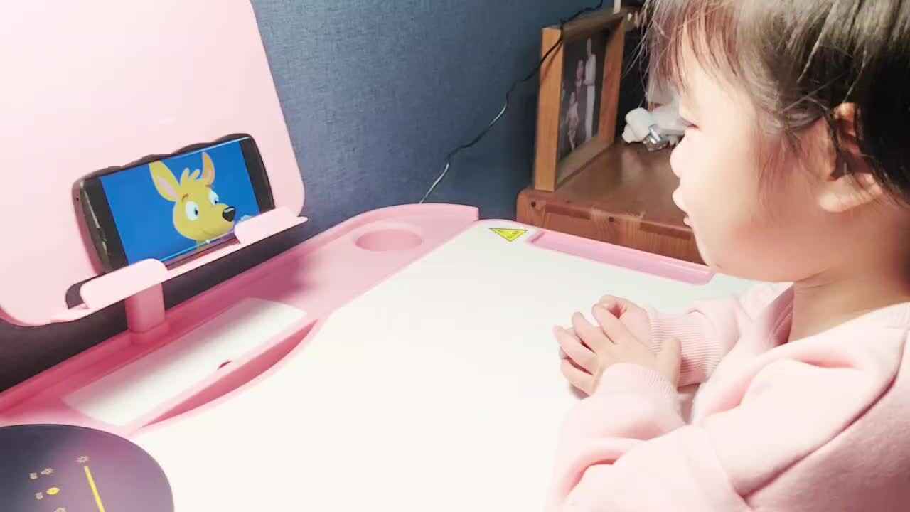 中B班徐子伊观看英文儿歌