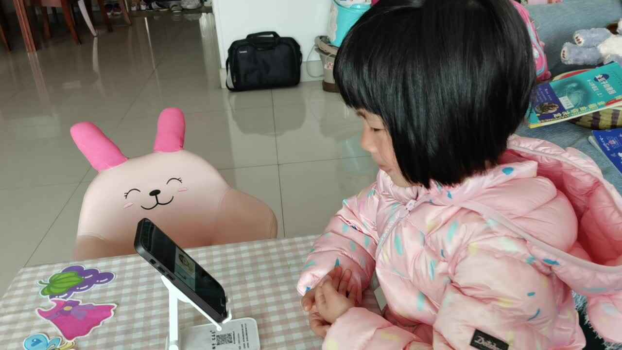 ⁣观看跟唱字母歌《Lowercase L》.mp4