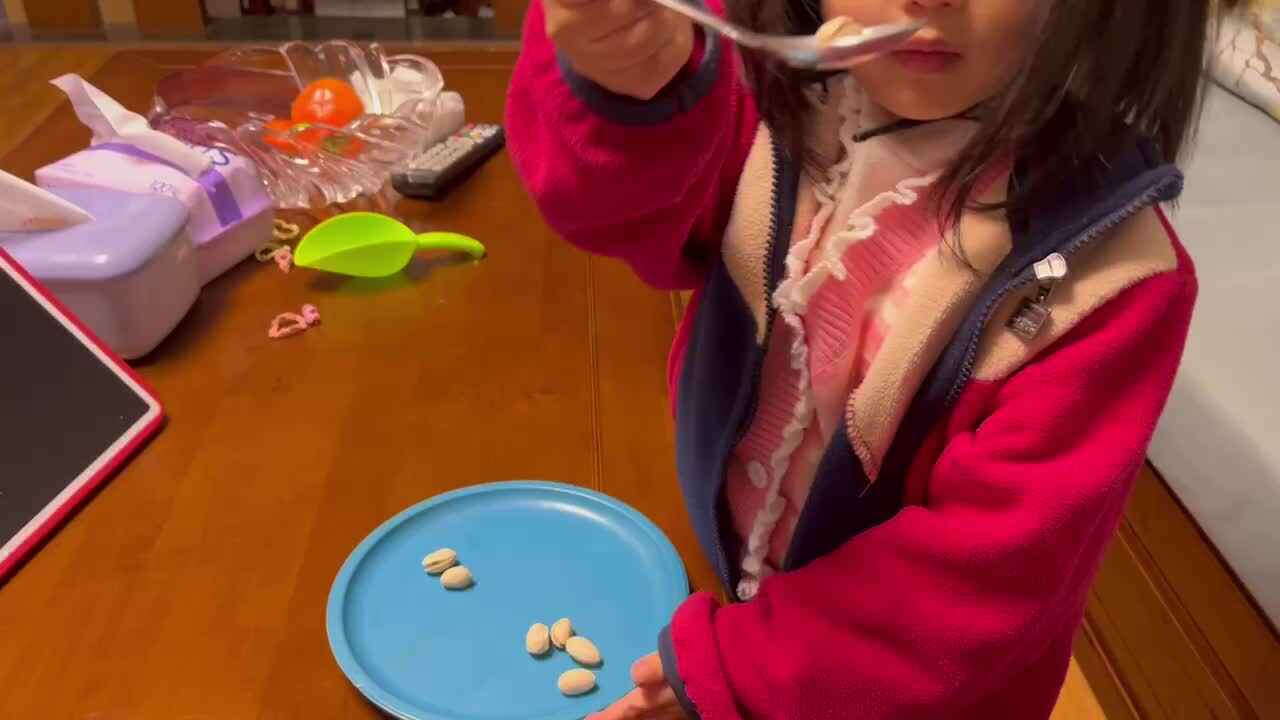 中B班李茵琪练习使用勺子.MOV