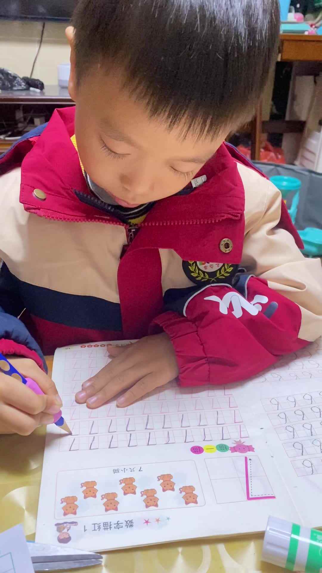 2023-11.22大B班王崇焱闯关游戏数字描红“7”