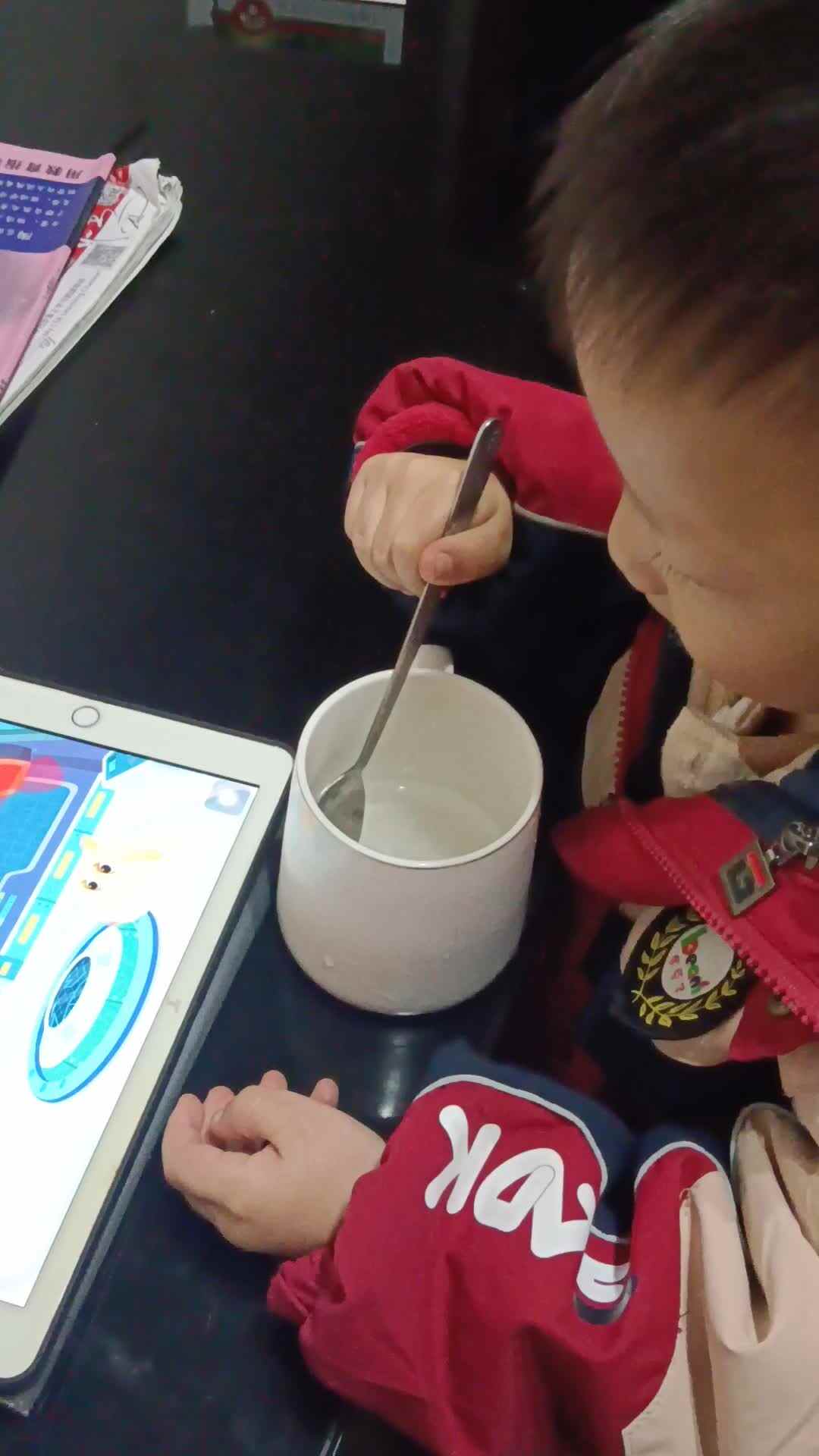 中B班曹芳燊练习使用勺子