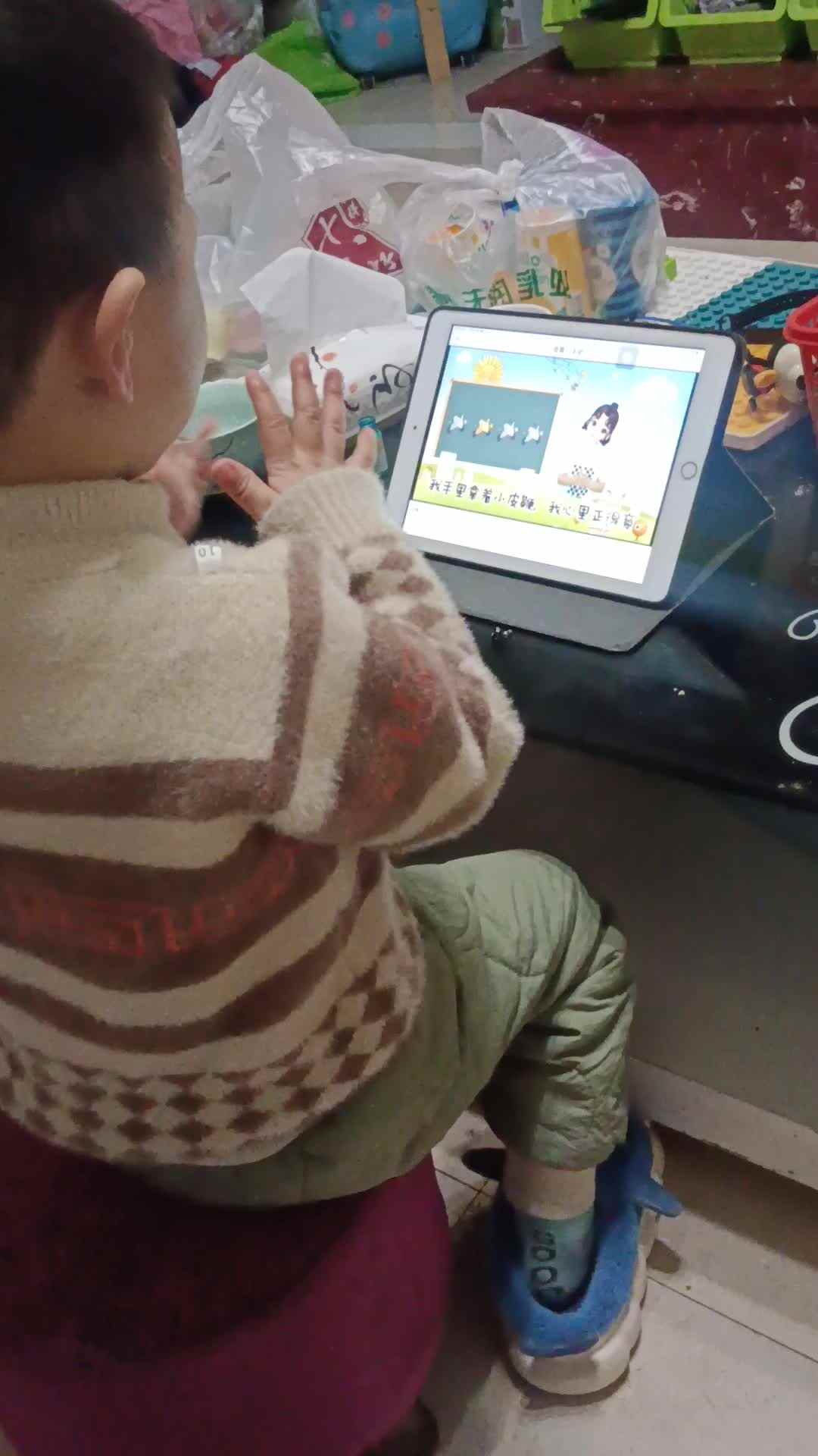 中B班曹芳燊学习音舞《小毛驴》
