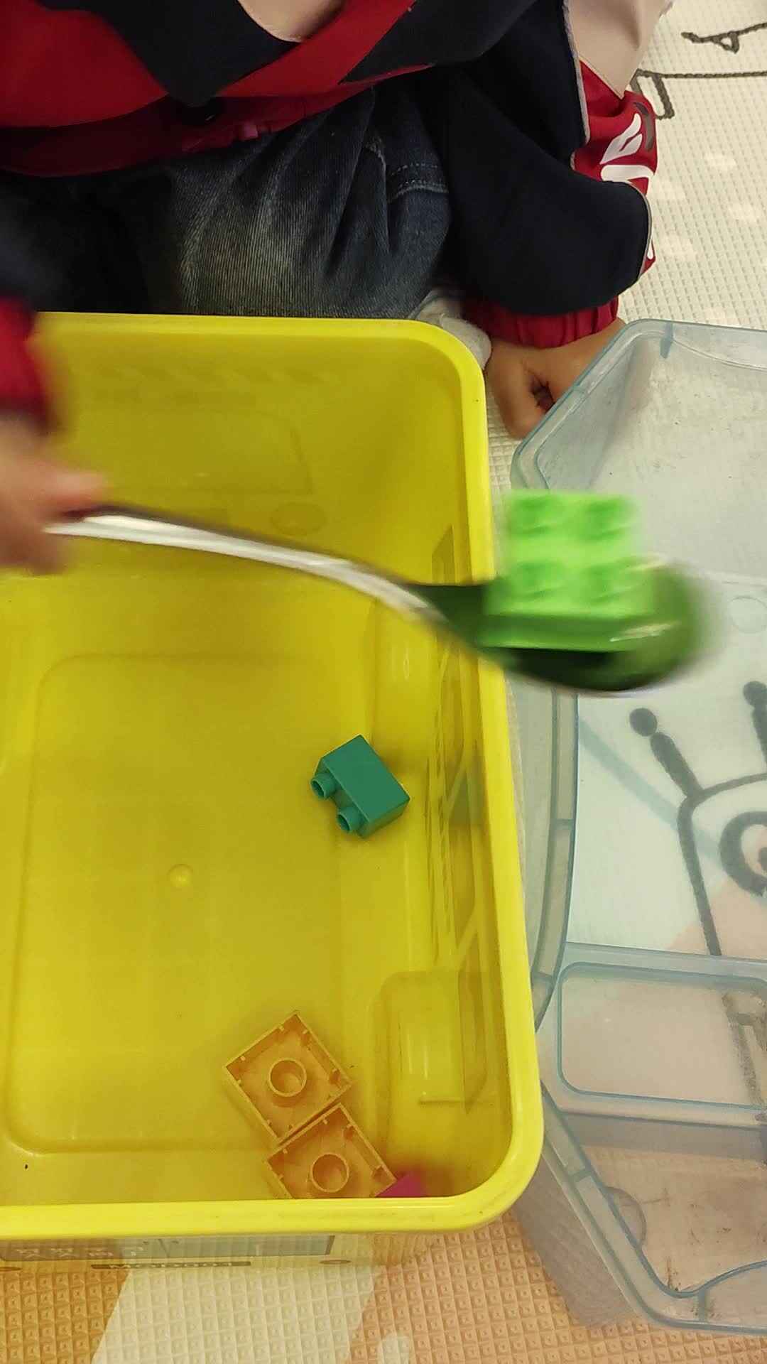 中b班刘倬宇练习用勺子_20231122_204048.mp4