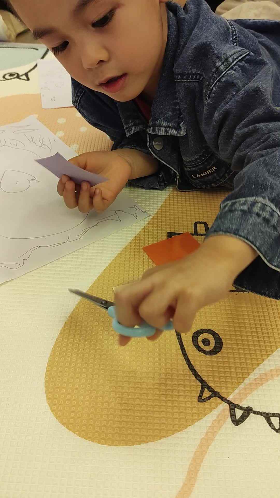 中b班刘倬宇练习用剪刀_20231102_191808.mp4