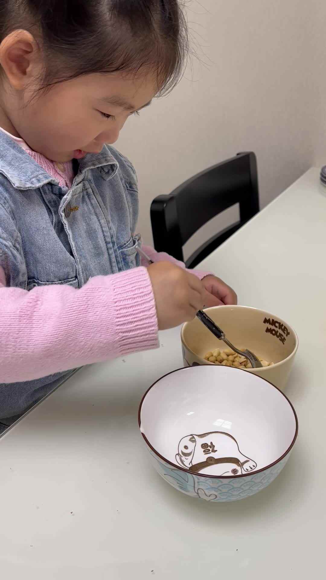 中b班宁汐言练习使用勺子