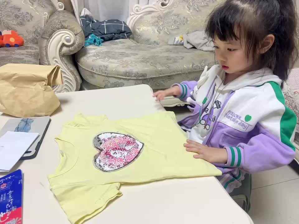 ⁣20231108中B班舒琳芯学习叠衣服