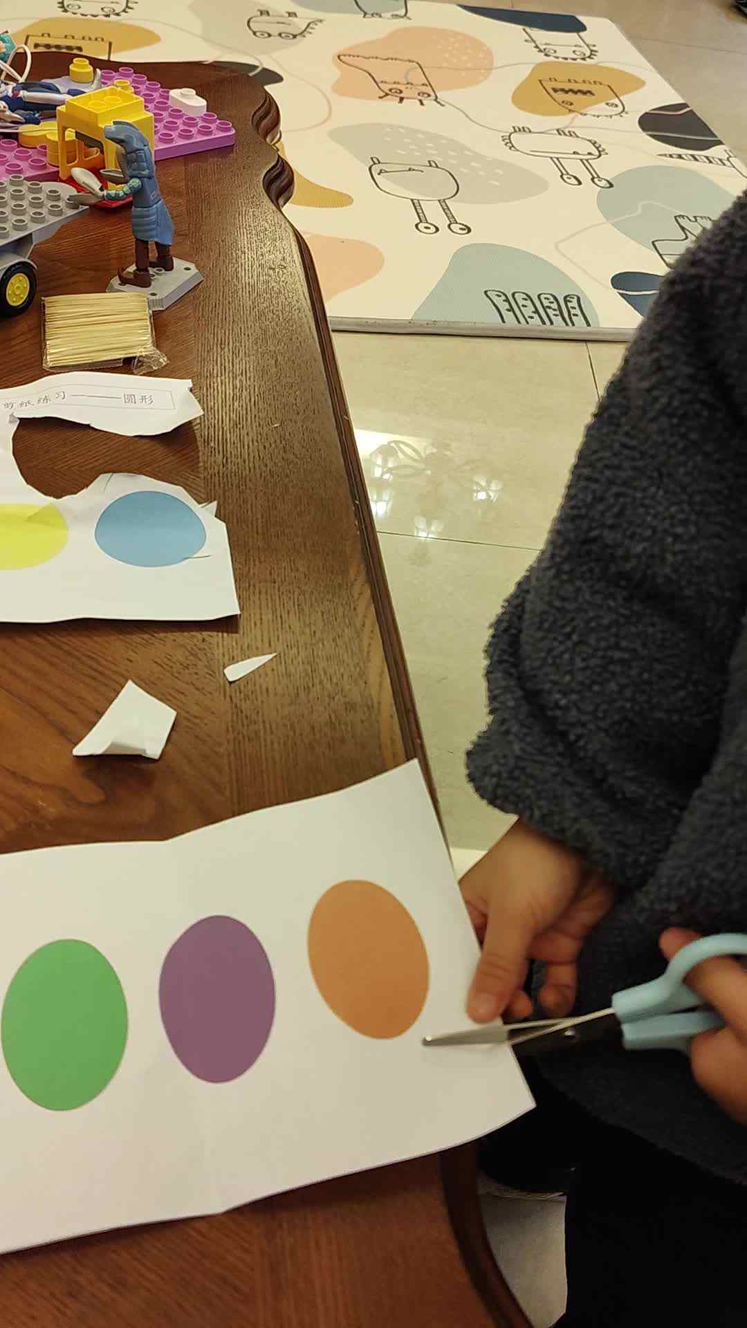 中b班刘倬宇剪纸练习VID_20231212_183255.mp4