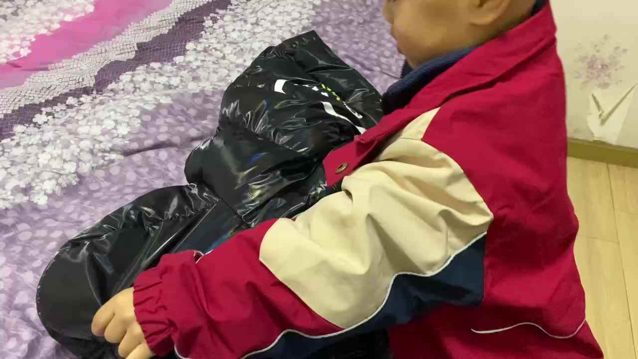 ⁣中B班吕子垚生活练习（翻衣袖）20231206