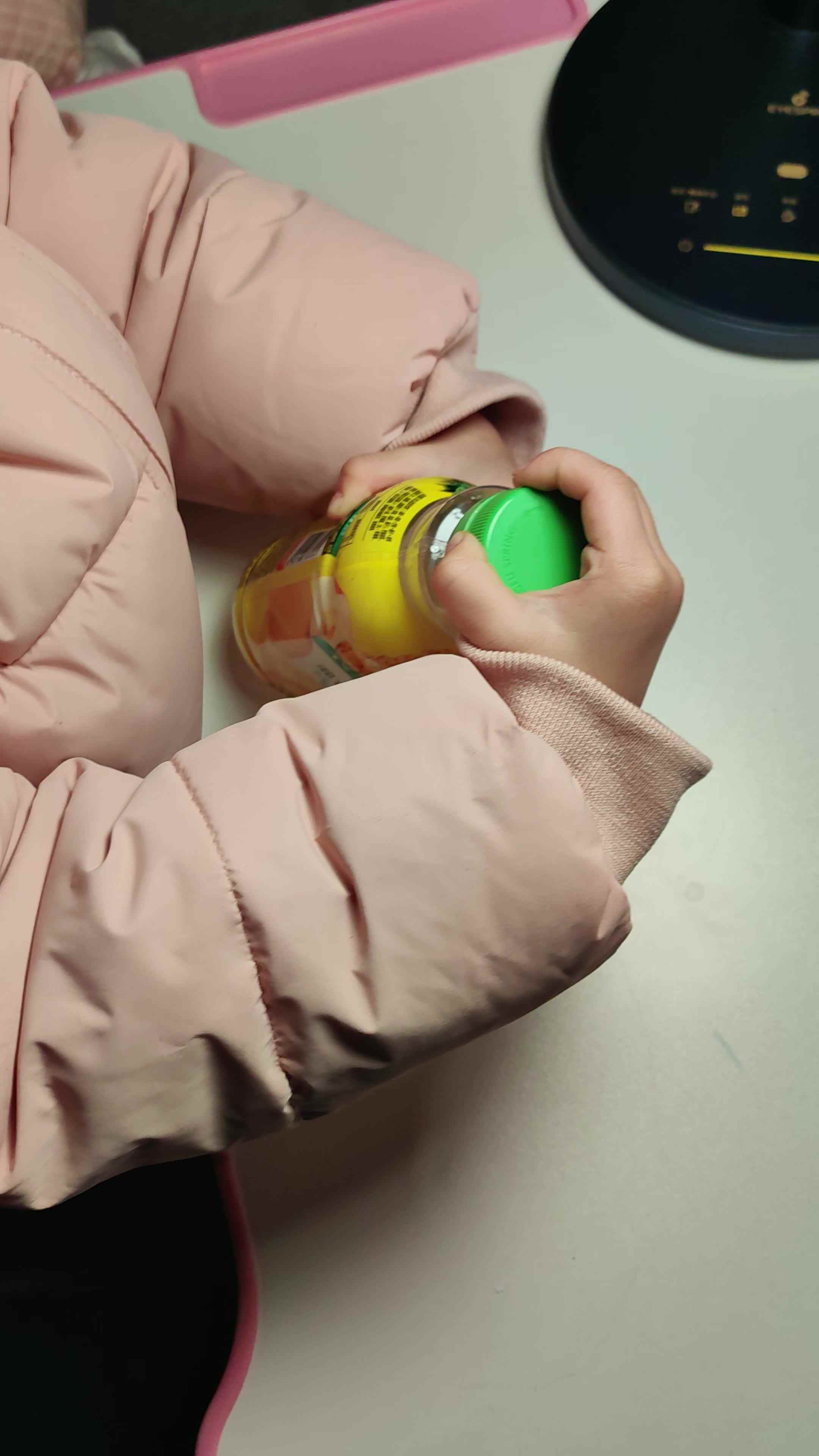 中B班徐子伊练习扭瓶盖