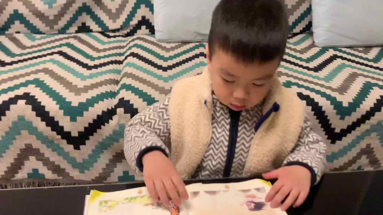 中B班杨育寒讲述《夸父追日》的故事