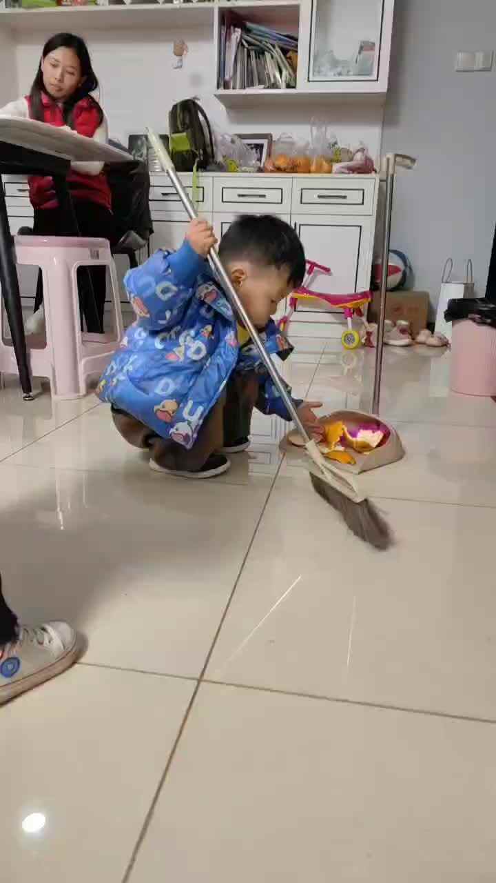 实验小班周昊燃扫地