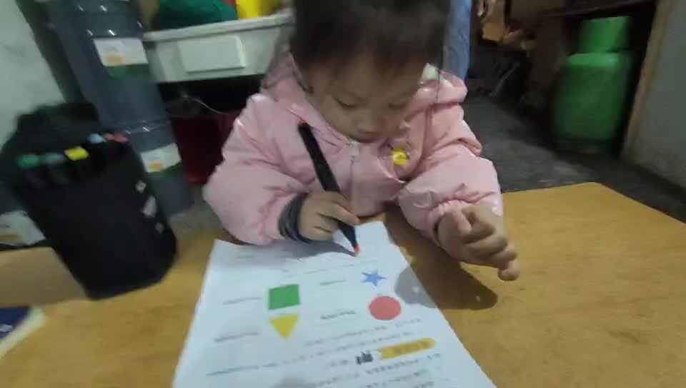 ⁣⁣⁣中a班唐依依涂色